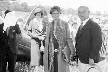 Earhart arrives in from New York to Lecture Engagement